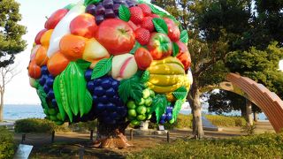 目立つ色のオブジェ