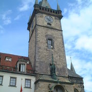 観光客が旧市庁舎の塔の６００年の歳月を経ている仕掛け時計を目当てに集まっていました。