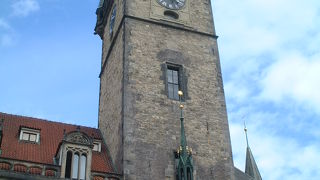観光客が旧市庁舎の塔の６００年の歳月を経ている仕掛け時計を目当てに集まっていました。