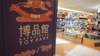 ドラえもん、ピカチューなどのグッズがたくさんありました