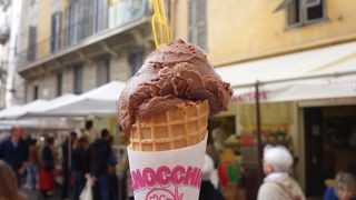 旧市街 Place Rossetti にある最高人気のアイスクリーム屋さん。行列が絶えません。