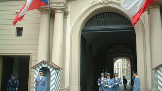 プラハの小高い丘の上にある大きな要塞のようなお城です。