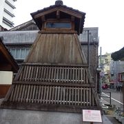 常夜灯のような建物の中