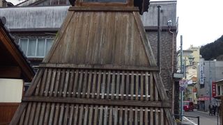 常夜灯のような建物の中