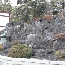 本堂の周りにたくさんの仏像がありました