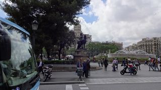 広場の噴水は、夜にはライトアップされていた