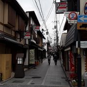 お土産物や食事処の多い商店街。酒蔵ゾーンへもここから