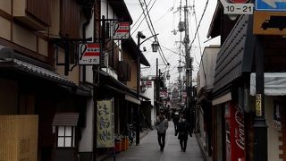 お土産物や食事処の多い商店街。酒蔵ゾーンへもここから