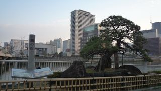 Red　Blue　Steet沿いにあります