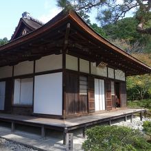 特別拝観中のため中に人がいます。