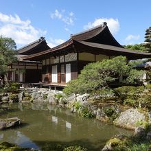 南東から池越しに。