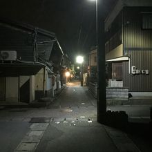 夜。左側の灯がお店。