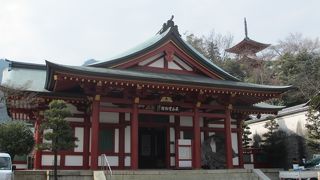 厳島神社出口に建っています