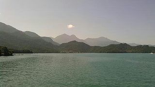 山と湖