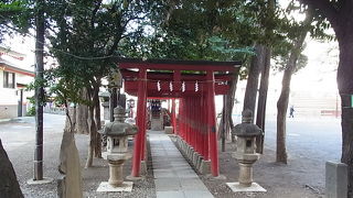 赤い鳥居が印象的です