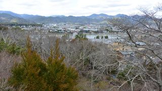 嵐山を見渡せる見晴らし台があります