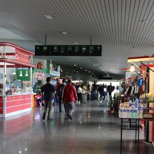 食べ物を購入して昼食にしました