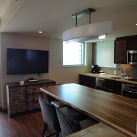 キッチンとダイニングテーブル