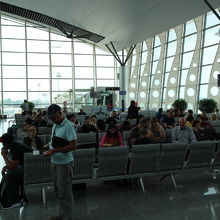 出発搭乗口ロビーの2階部分、沖止めの時は1階から