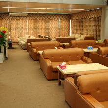 ラウンジは広くゆったりとくつろげる