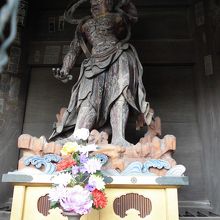 仁王像があります