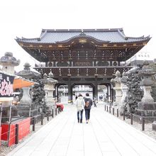 大きくて立派な総門二向かいます