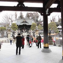 総門を通ります