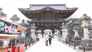 成田山の表玄関