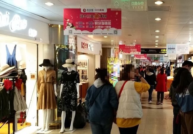 上海博物館近くの地下空間を利用した若者の多いショッピング街。