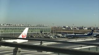 飛行機を眺めながら