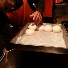 餡を包んでる所