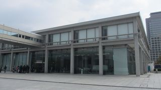 目を覆いたくなります