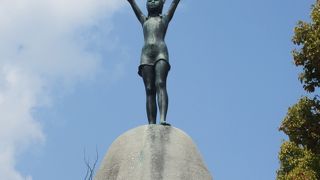 子供たちの霊を慰めています