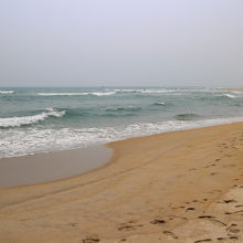 風が強く波が高い日が続きビーチは閑散