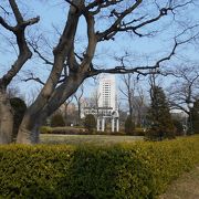 迎賓館の目の前の公園（広場）です