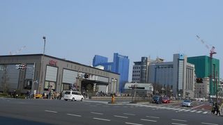 「アトレ四谷」の前の通り