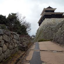 左下に「大手門跡」、奥に向かって太鼓櫓、大天守