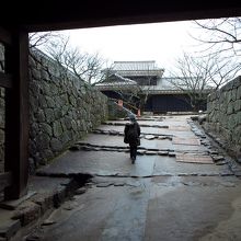 太鼓門、先に見えるのは太鼓櫓