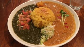 緑に囲まれた落ち着く老舗カレー店