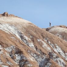 山の上を歩いている人もいます