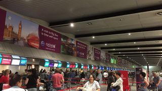 深夜もざわつく超巨大空港