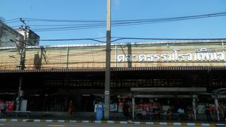 ムアンボランに向かうタクシーから途中見えたバスを待つ人たち