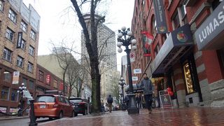 赤レンガ敷きの町並みが印象的。