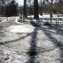 ストロベリーフィールズのジョンレノン記念碑