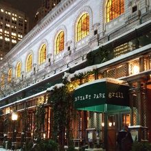 ブライアント公園と図書館の間にあるレストラン