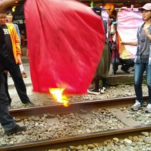 線路の真上で上げる