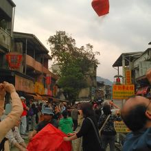 線路を挟んで向かい合う