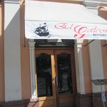 広場側からの入口