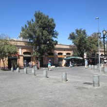 大きな建物内にあります