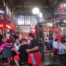 活気がある市場内